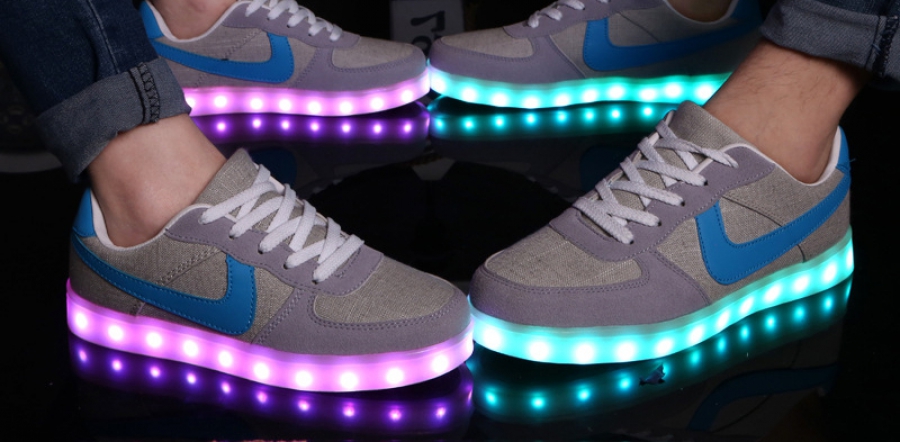 Turnschuhe mit heller Sohle. Turnschuhe mit LED-Hintergrundbeleuchtung Sohlen
