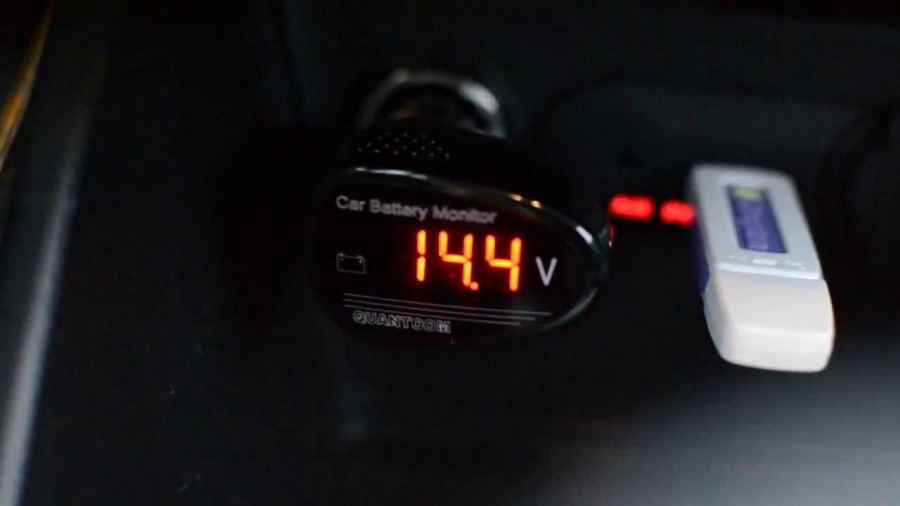 Auto-Thermometer Voltmeter in dem Zigarettenanzünder