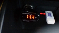 Auto-Thermometer Voltmeter in dem Zigarettenanzünder