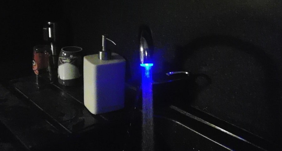 LED Düse auf dem Wasserhahn und Dusche