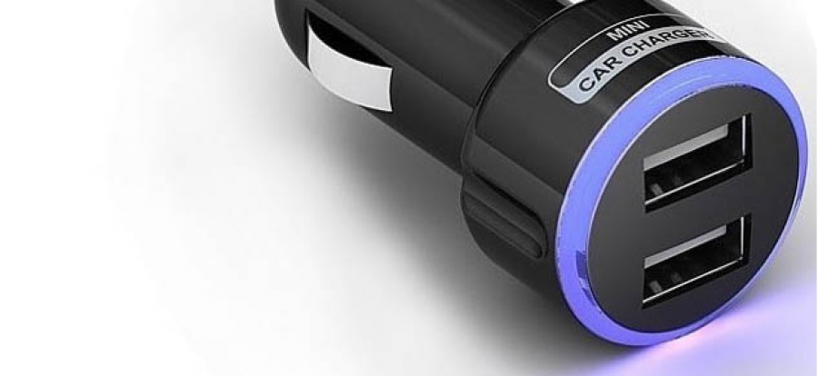 USB für Mobiltelefone in einem normalen Ort des Autozigarettenlade leichter